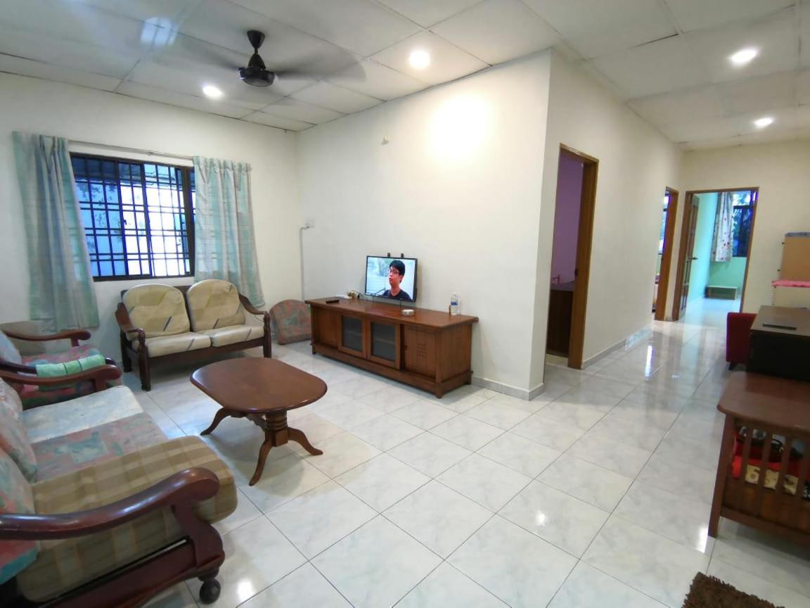 Cosy Homestay Улу Тирам Экстерьер фото
